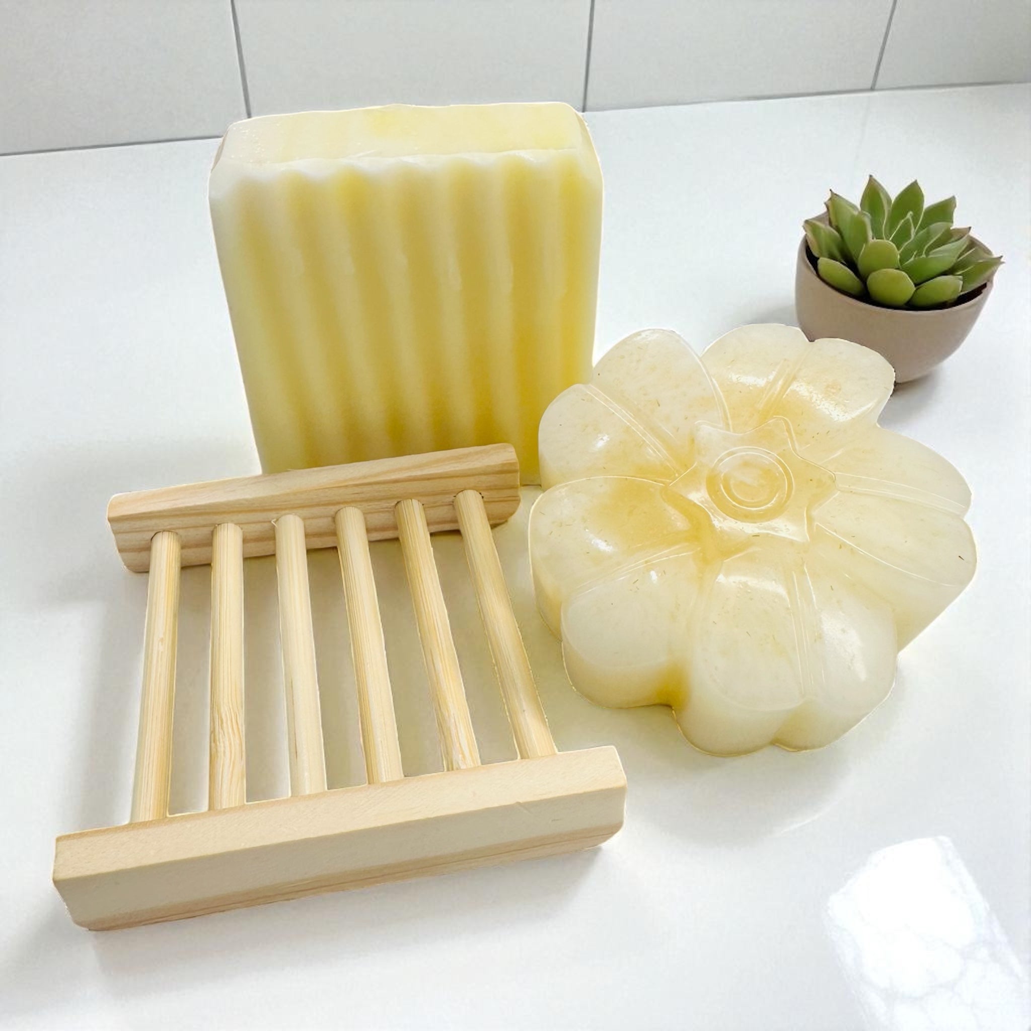 Kit Premium de Jabón de Miel Pura y Arcilla Blanca – Cara y Cuerpo
Premium Pure Honey & White Clay Soap Kit – Face & Body